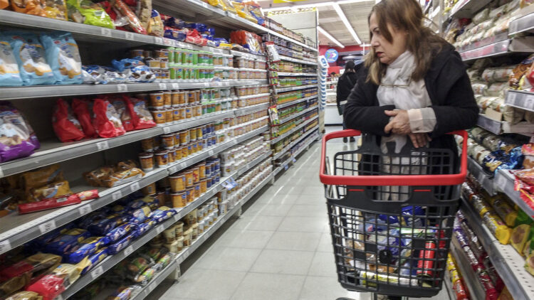 zzzznacp2NOTICIAS ARGENTINAS BAIRES, MAYO 1: (ARCHIVO) El Gobierno le informó a las principales empresas proveedoras de supermercados su intención de darle continuidad al menos hasta septiembre al plan Precios Cuidados, a pesar de que los productos contemplados en la iniciativa han perdido lugar en las góndolas. Foto NA: DANIEL VIDESzzzz