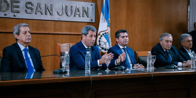 Uñac presidió el acto de conmemoración del 40° aniversario de democracia en la Argentina