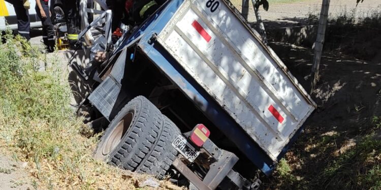Identificaron al camionero que murió tras perder el control y volcar en un canal