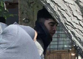 Hermanos cauceteros detuvieron a ladrón que abrió y robó en 5 autos estacionados