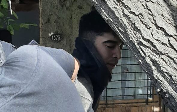 Hermanos cauceteros detuvieron a ladrón que abrió y robó en 5 autos estacionados