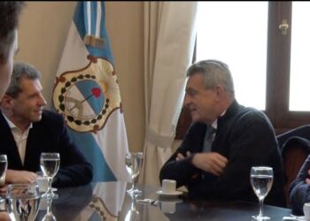 El jefe de Gabinete de la Nación, Agustín Rossi, presentó sus saludos al gobernador