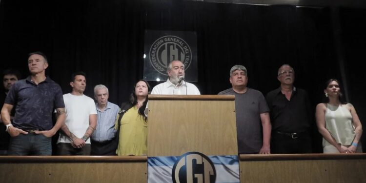 La CGT profundizó su enojo con Milei y convocó a un paro general para el 24 de enero contra el DNU