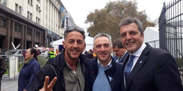 El tenso cruce entre militantes de Javier Milei y Gastón Mercanzini, el hombre que le arrojó un botellazo al presidente