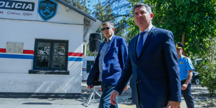 Orrego elimina el pase a planta del cientos de estatales y suspende contratos