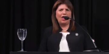 Patricia Bullrich hizo un papelón hablando en inglés y chicaneó a Cristina Kirchner