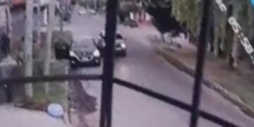 Un policía mató de un balazo a un ladrón que quiso asaltarlo en la puerta de su casa