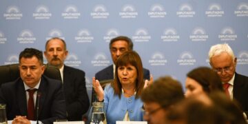 Retiran el artículo que obligaba a pedir permiso para reuniones de 3 o más personas