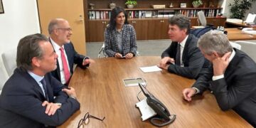 Caputo y Nicolás Posse se reunieron durante una hora y media con emisarios del FMI en la Casa Rosada