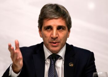 Luis Caputo absorberá por completo el ministerio de Infraestructura luego de la salida de Ferraro