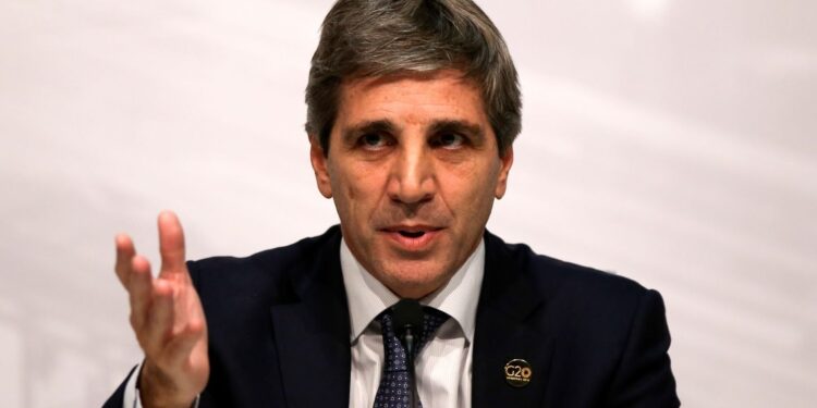 Luis Caputo absorberá por completo el ministerio de Infraestructura luego de la salida de Ferraro