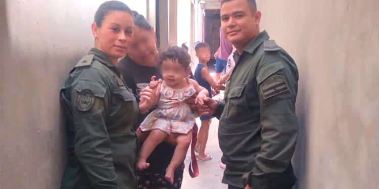 Dos gendarmes le salvaron la vida a una beba que no podía respirar