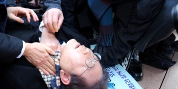 Apuñalaron al jefe de la oposición surcoreana y el ataque quedó filmado en primer plano