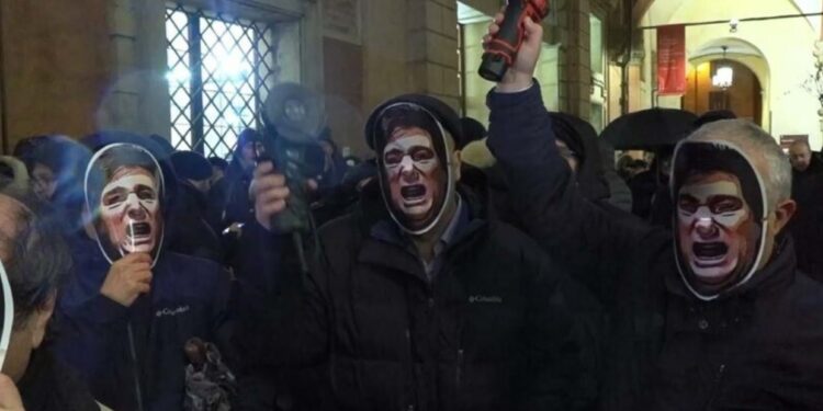 Con máscaras de Javier Milei y amoladoras, manifestantes de ultraderecha protestaron contra una medida de un intendente en Italia