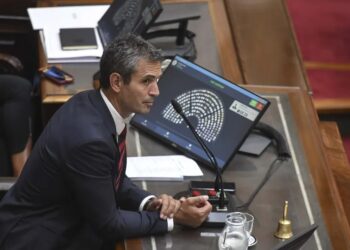 El oficialismo retiró el artículo sobre el impuesto PAIS y suprimió facultades especiales