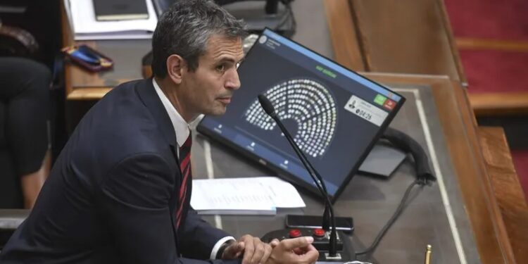 El oficialismo retiró el artículo sobre el impuesto PAIS y suprimió facultades especiales