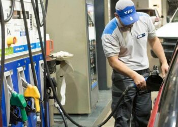 El Gobierno descongelará mañana el impuesto a los combustibles y subirá la nafta