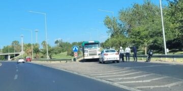 Se activó un fuerte operativo policial por un camión en contramano por Circunvalación
