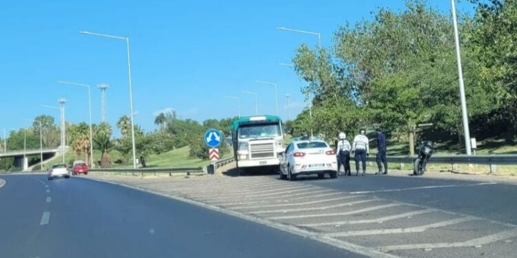 Se activó un fuerte operativo policial por un camión en contramano por Circunvalación