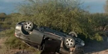 Dos jóvenes viajaban a San Juan, se les cruzó una cabra y de milagro, no perdieron la vida