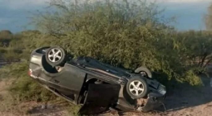 Dos jóvenes viajaban a San Juan, se les cruzó una cabra y de milagro, no perdieron la vida