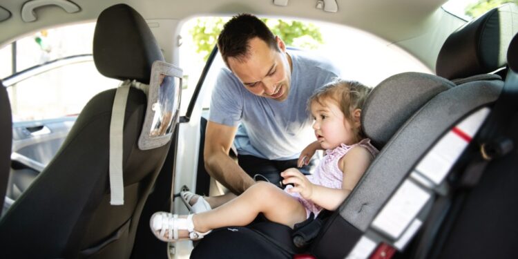 Lo que hay que saber para trasladar a los niños en vehículos de manera segura
