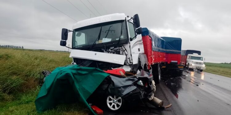 Al menos dos muertos en un impactante choque entre un auto y un camión