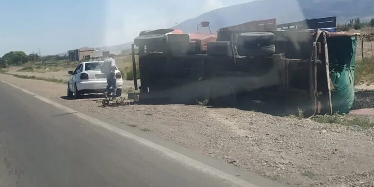 San Juan: Se desprendieron ruedas de un camión, que después volcó