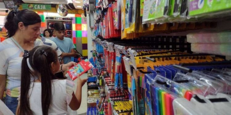 Una familia sanjuanina necesita aproximadamente 300 mil pesos para útiles escolares