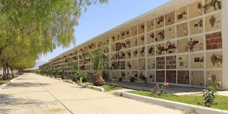 San Juan: hallan a una mujer sin vida en las puertas de un cementerio