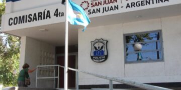 San Juan: se olvidó las llaves dentro del auto y se lo robaron frente a una comisaría