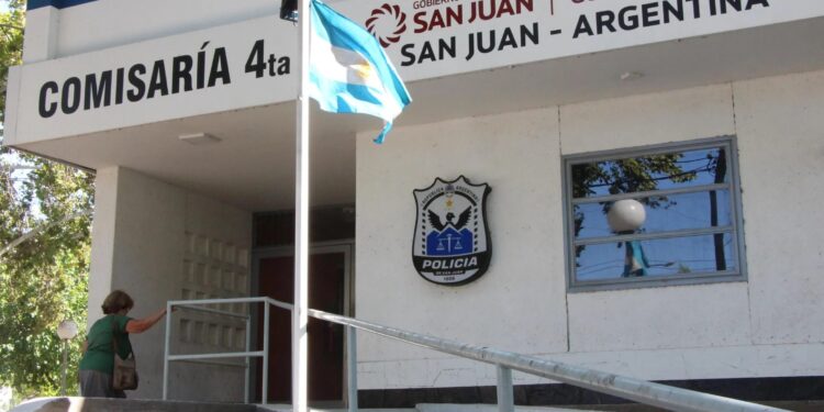 San Juan: se olvidó las llaves dentro del auto y se lo robaron frente a una comisaría
