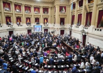 Ley Ómnibus: Diputados continúa con la sesión pero siguen negociando artículos clave