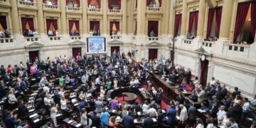 Ley Ómnibus: Diputados continúa con la sesión pero siguen negociando artículos clave