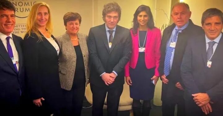 El Gobierno le anticipó al FMI que autorizará aumentos del 200% en “luz” y del 150% en las de gas