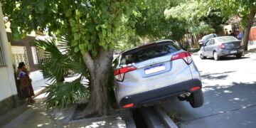 Una camioneta terminó en la cuneta y creen que alguno de los vehículos pasó en rojo