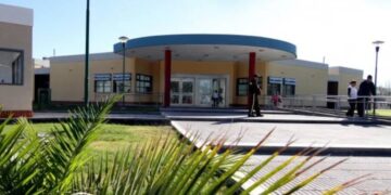 Un sanjuanino terminó internado tras caerse del techo de una casa