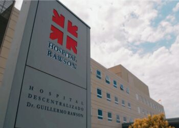 Una nena tocó una farola y recibió una descarga eléctrica