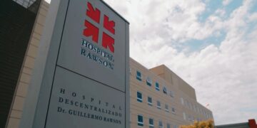 Una nena tocó una farola y recibió una descarga eléctrica