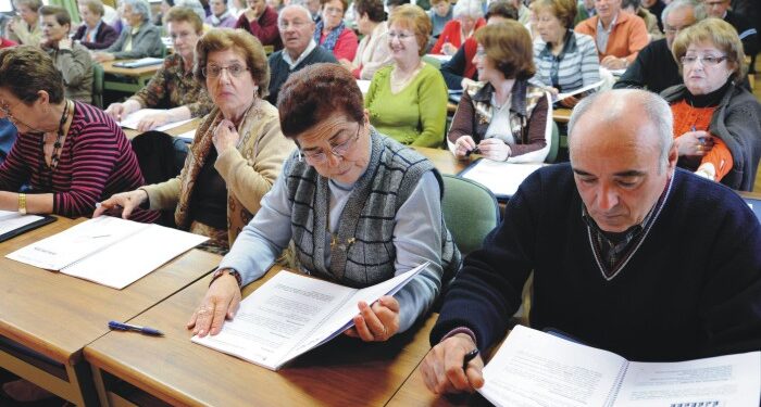Nunca es tarde: mayores de 14 años pueden terminar la primaria gratis