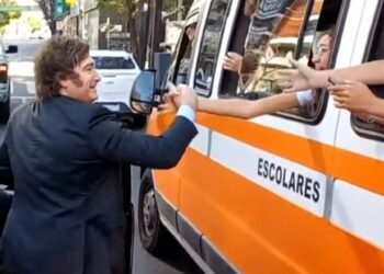 Milei analiza crear un plan social para padres que pagan colegios privados