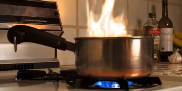 Una sanjuanina denunció que su pareja le lanzó una olla con comida por la espalda