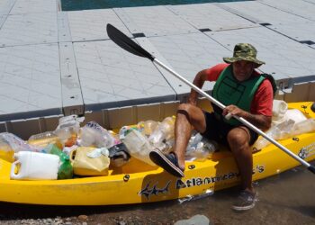 Destacan a un sanjuanino que limpia el dique Punta Negra