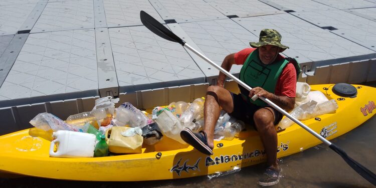 Destacan a un sanjuanino que limpia el dique Punta Negra