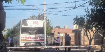 Un moto y un colectivo de la Red Tulum chocaron y hay un muerto