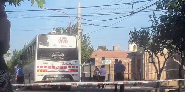 Un moto y un colectivo de la Red Tulum chocaron y hay un muerto