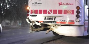 Fuerte choque entre un colectivo de la Red Tulum y un camión