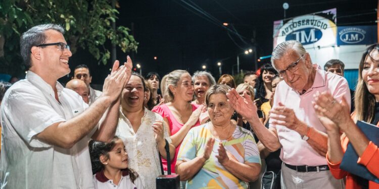 Con Gioja, Munisaga inauguró luminaria de calle Lemos y el paseo de las “Mujeres de mi Patria”