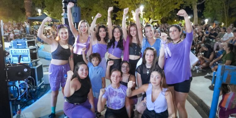 Con un gran espectáculo musical, Pocito conmemoró el 8M