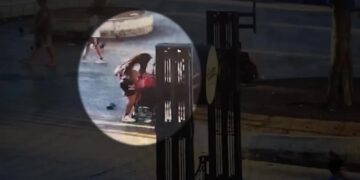 Abandonaron a una bebé de 7 meses en una plaza 